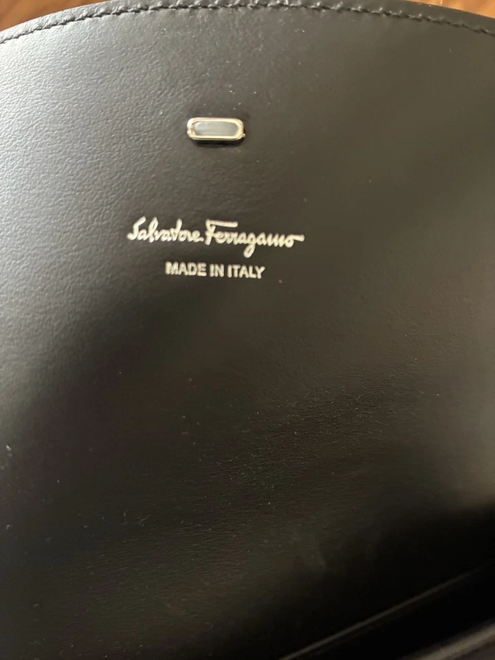 BOLSO DE NOCHE FERRAGAMO ADORNADO GANCINI CLIP GAMUZA OMBRE NEGRO Foto 3 de 3