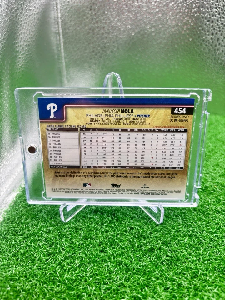 Espejo dorado Topps Serie 2 2025 variación de imagen SSP #454 Aaron Nola Phillies Foto 2 de 2