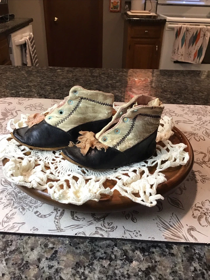 古董维多利亚皮革系带婴儿靴双色黑色白色和粉红色 — 第 3/4 张图片