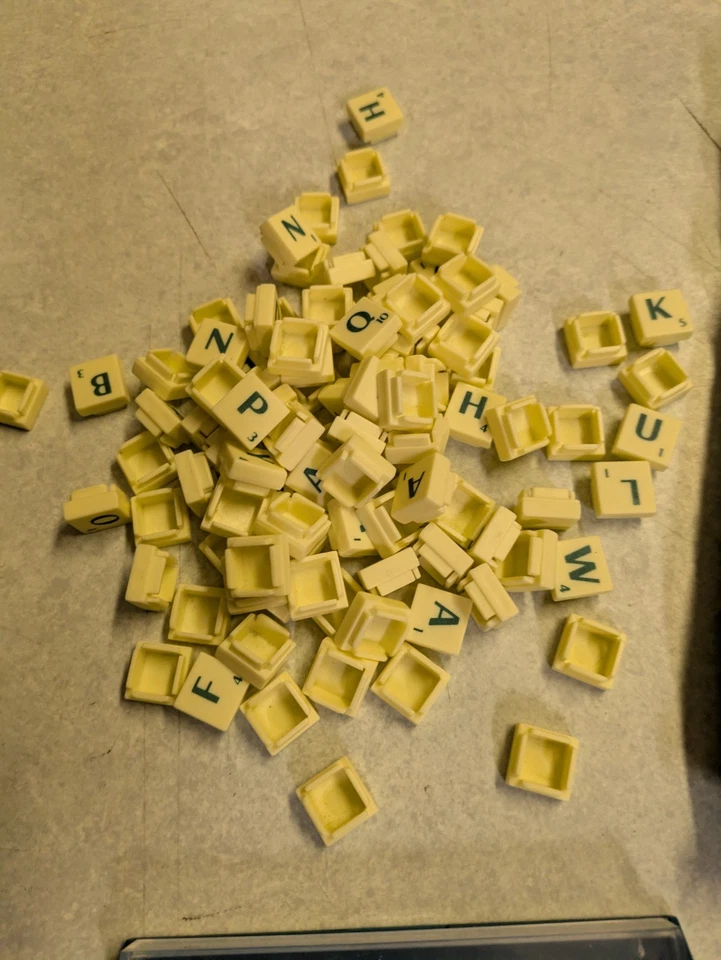 Travel Scrabble Board Game Mattel Hard Case Clip On Tiles 24 x 13cm Superb - Image 4 of 4