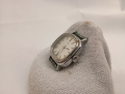 Vintage Timex Silver Tone Square Case Wind Up Watch WORKS - Picture 4 of 6