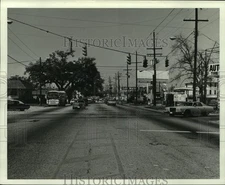1982 Press Photo Traffic and businesses on Springhill Avenue in Alabama