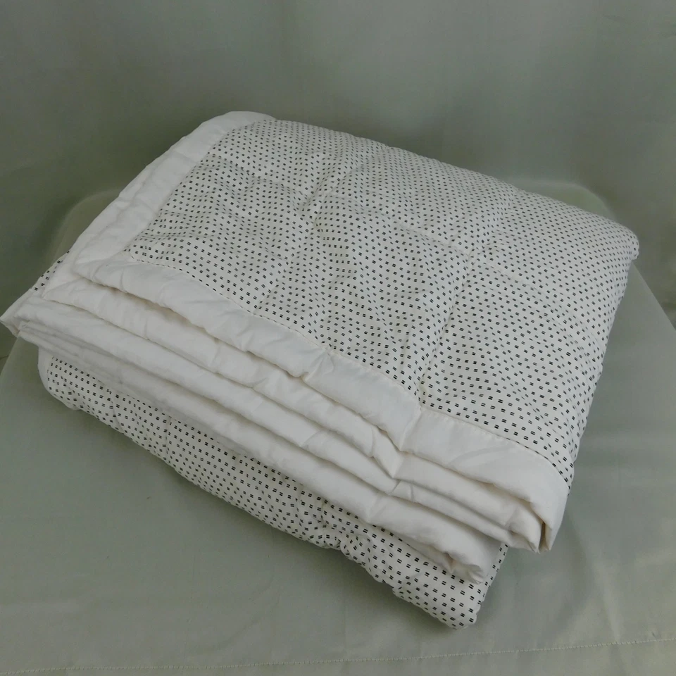 Room Essentials Quilted Down Alternative Comforter Ivory Dash, Twin #C877 - Image 4 of 4