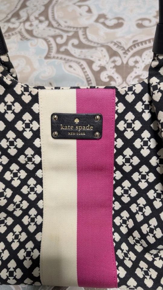 Bolso Stevie Kate Spade New York en patrón blanco y negro con rayas rosas Foto 2 de 4