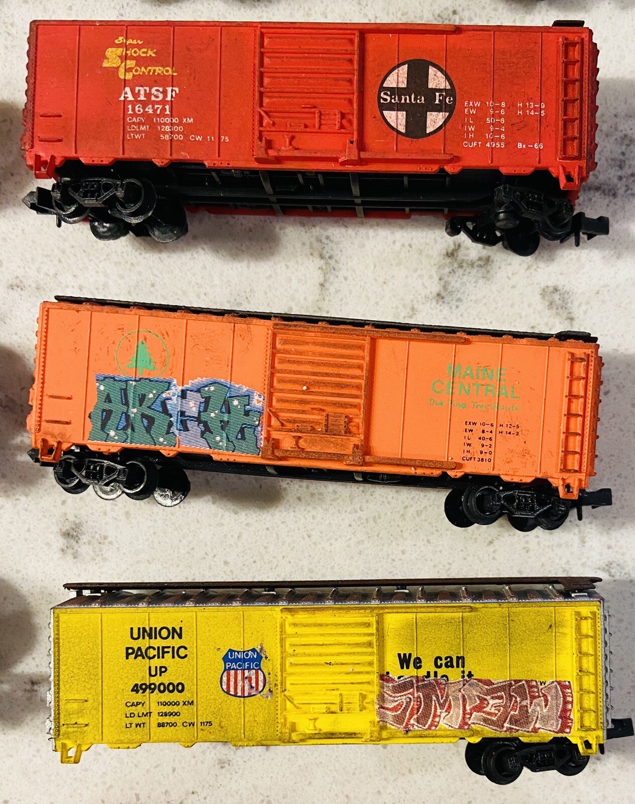 30 N scale train cars, 6 10 box, 9 tankers, 3 grain, 2