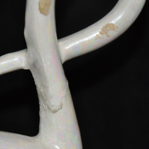 Estatuilla de gato iridiscente blanca de colección ojos joya azul flor cerámica MCM 60 años 60 - Imagen 8 de 12