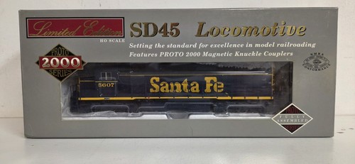 Proto 2000 HO 30741 SD45 Santa Fe #5607 azul/amarillo rayas Kadee #5's DC | Condition: Used