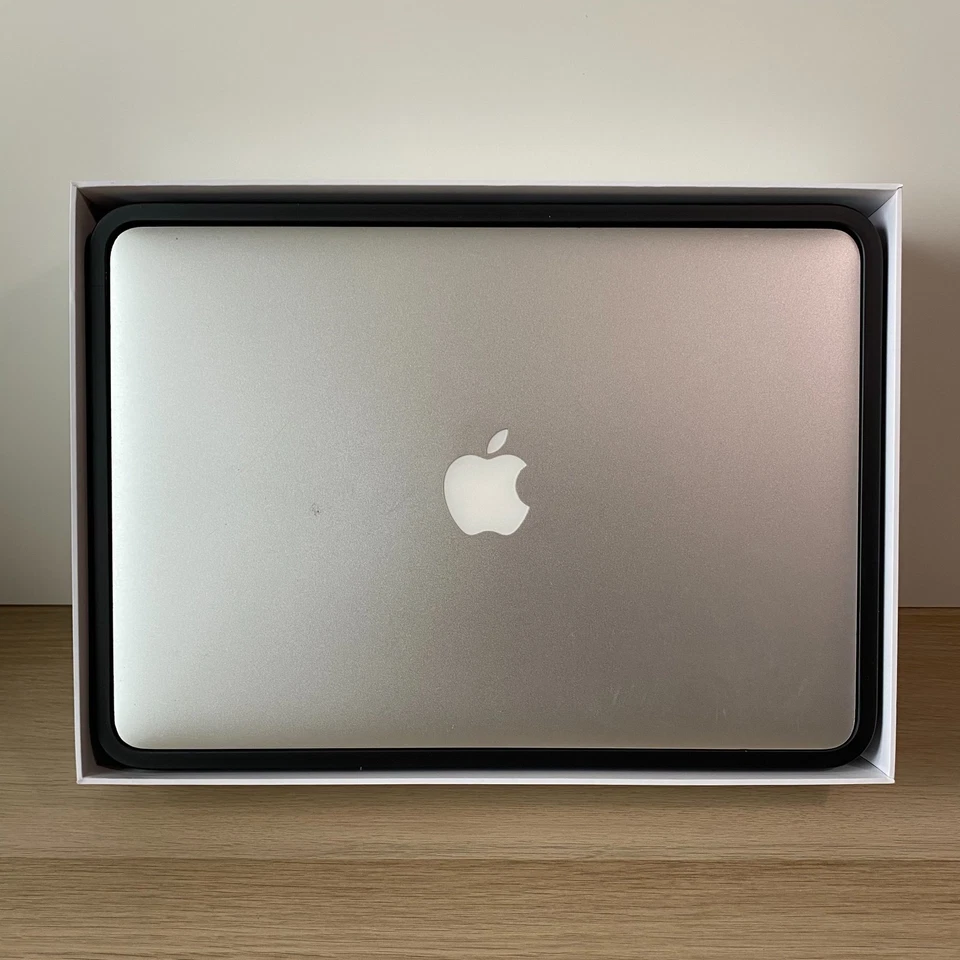 Apple MacBook Air - 13" Display - 2017 - Core i5 1.8GHz - 256GB SSD - 8GB RAM - Image 3 of 4