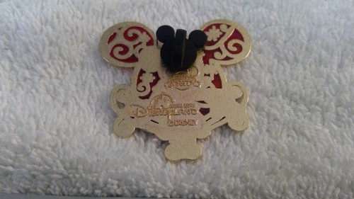 2011 Mickey & Minnie Stained Glass Ear Pin Set, Disneyland Hong Kong, Framed - Picture 8 of 8