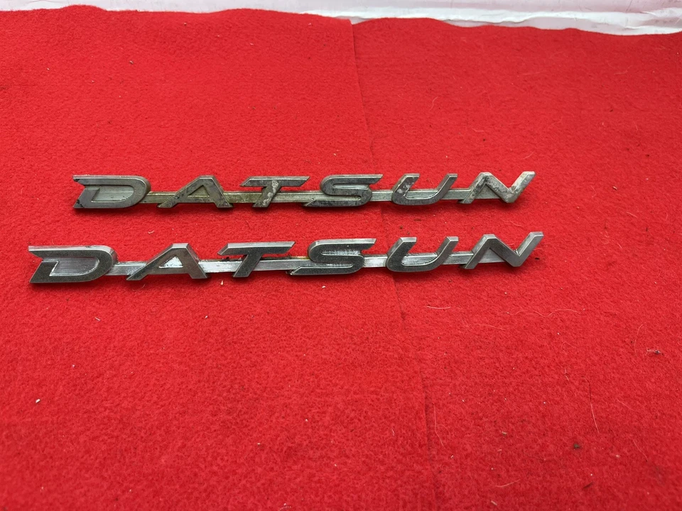 1968 1969 1970 1971 1972 1973 Datsun 510 par emblema guardabarros delantero lateral genuino Foto 2 de 4