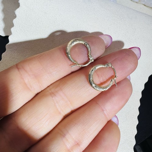 Pendientes de aro de corazón cónico de 0,50" de oro amarillo sólido de 10 quilates - Imagen 3 de 4
