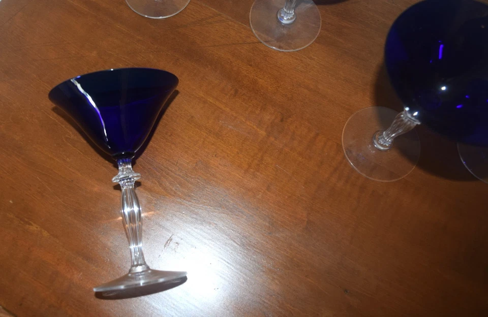 "Juego de 8 vasos Martini azul cobalto con vástago adornado transparente de 7"" de alto muy antiguos" Foto 3 de 3