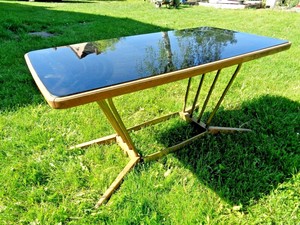 holz - messing tisch, 50-60er j. mit schwarzer glasplatte ...