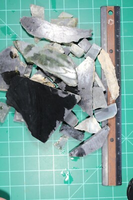 Nephrite jade lot, unpolished slabs of various types and sizes.