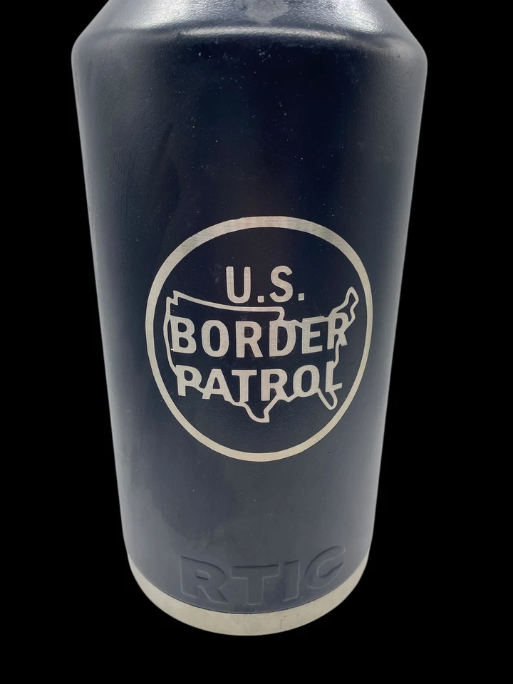 Botella de agua de la Patrulla Fronteriza de los Estados Unidos contenedor de agua de metal con tapa vaso RTIC negro Foto 3 de 4