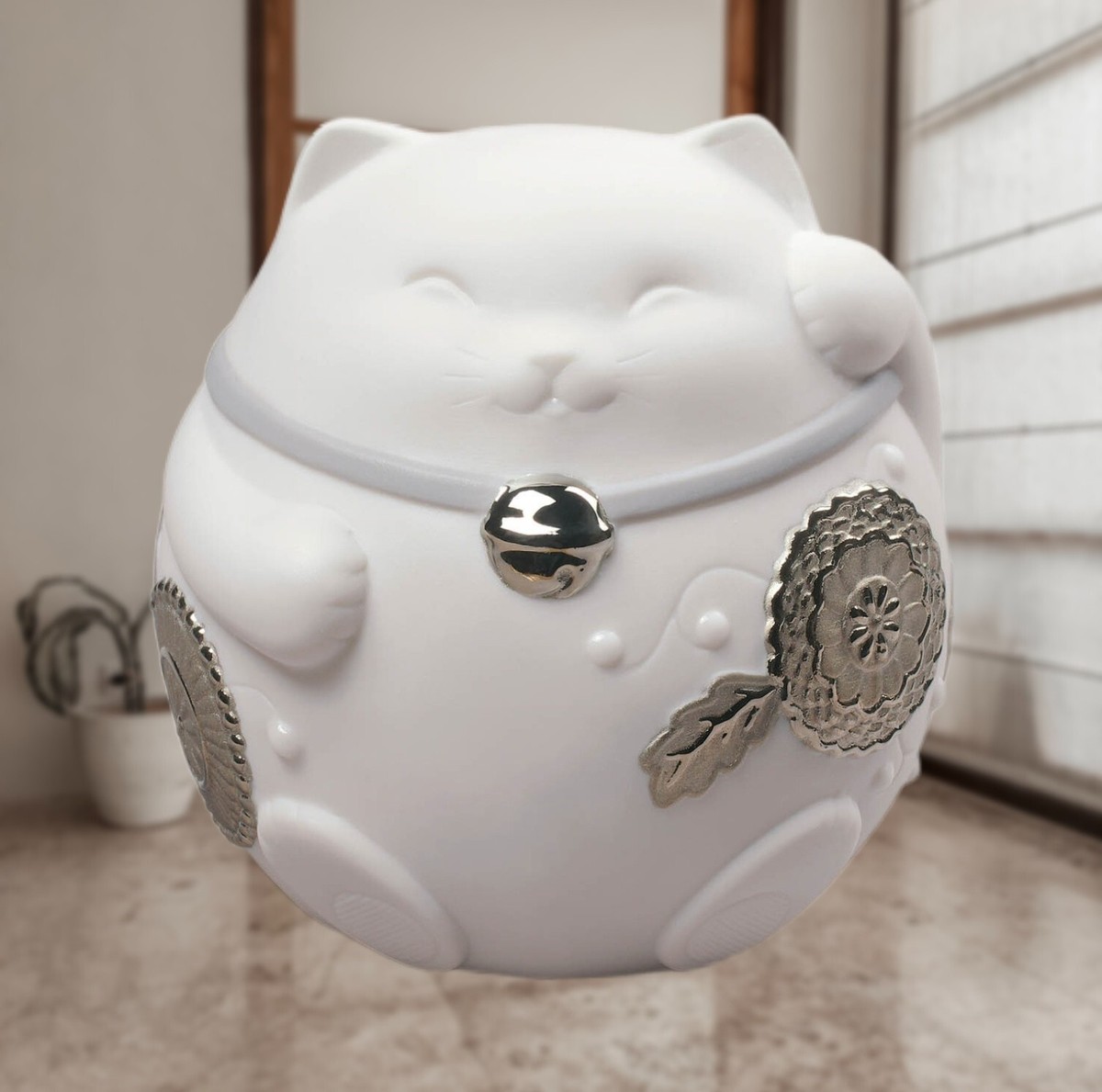 LLADRO Maneki Neko 置物 Amazon.com: LLADRÓ Maneki Neko Figurine. Silver Lustre