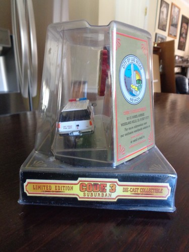 1998 GMC SUBURBAN LAS VEGAS FIRE DEPT 1/64 CODE 3 COLLECTIBLE LTD ED - Picture 8 of 13