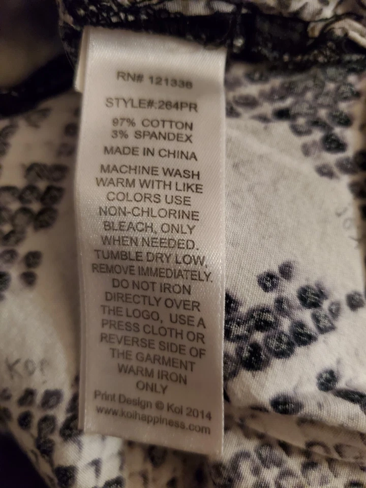 Blusa Médica Koi-Elástica Talla XS-Negro/Blanco Estampado Piel de Serpiente-Pecho 18.5"/L 24" Foto 4 de 4