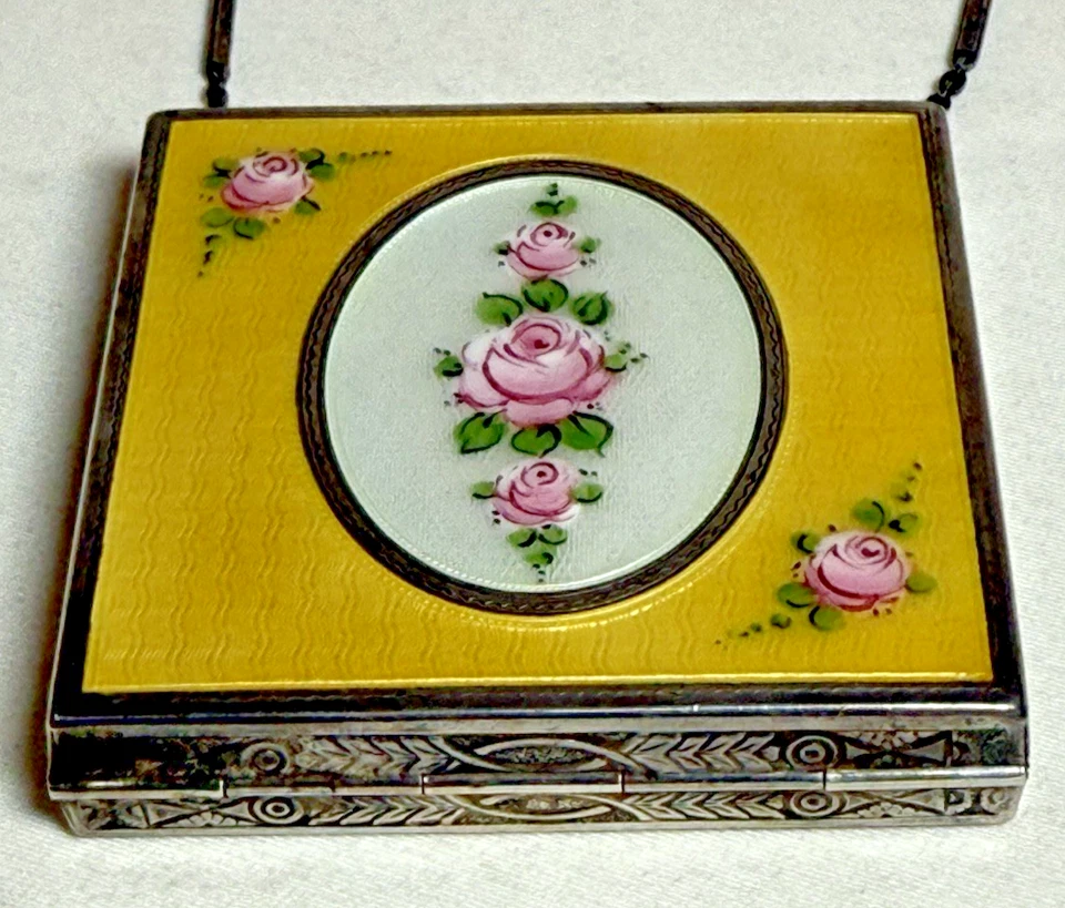 Antiga dança compacta de prata esterlina da década de 1920 guilhochê dourada com corrente - Imagem 3 de 4