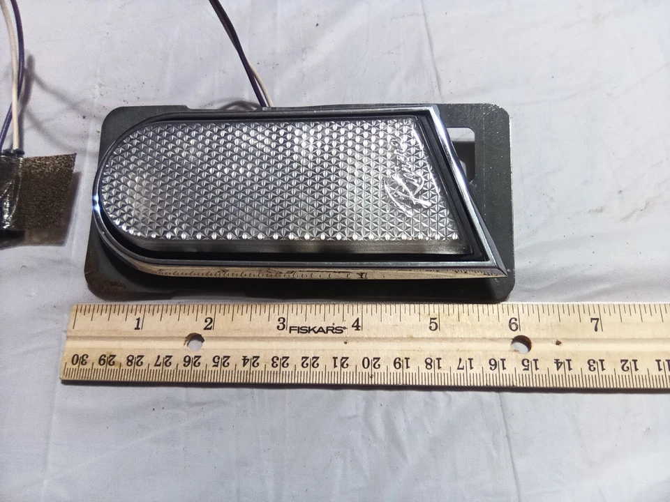 Luz interior trasera izquierda del lado del conductor Buick Riviera 1986-1993 Foto 2 de 4