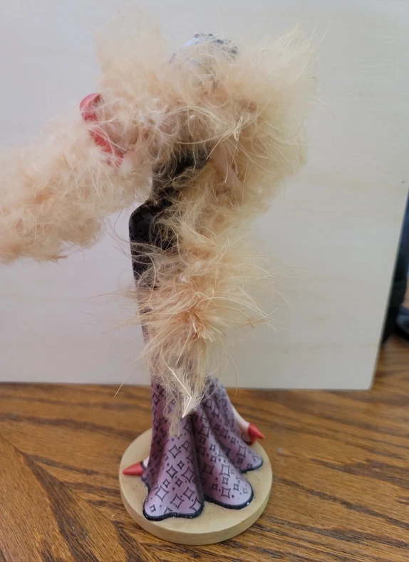 Disney Showcase 101 Dalmations Cruella De Vil 8.5" Statue 02DEN02 - Image 2 of 2