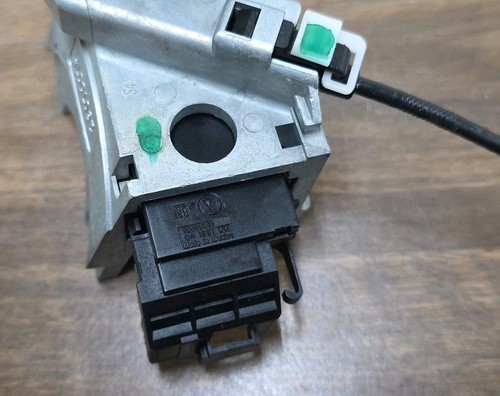 2003-2006 Silverado Sierra Tahoe Yukon Ignition Lock Cylinder w/ Key OEM - Picture 4 of 7