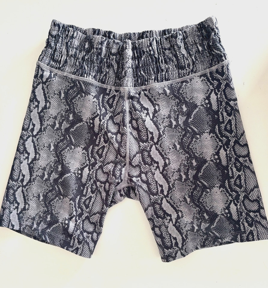 LORNA JANE sz L (12) Grey & Black BIKE SHORTS Snakeskin print GYM Elastic waist