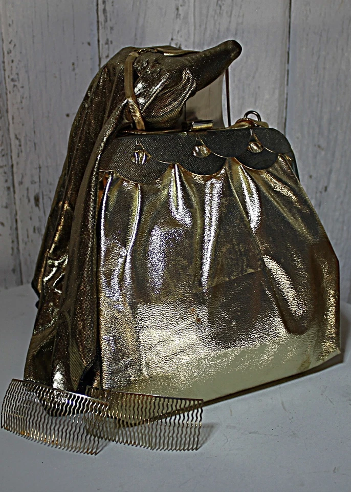 MCM Lote Bolso sin Mano Dorado, Cuello Envolvente Lamé 'Extras Añadidos' Nueva York y Peines para el Cabello Moda Foto 3 de 4