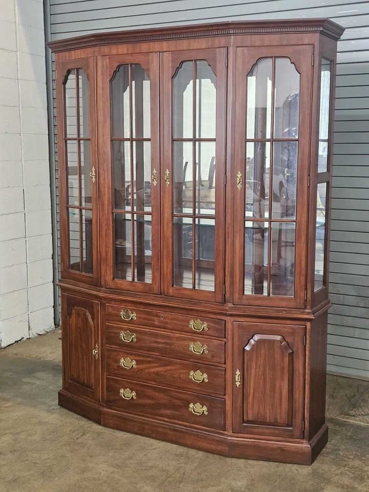 Librería o gabinete HENKEL HARRIS Wild Cherry China Breakfront hecho en Virginia Foto 4 de 4