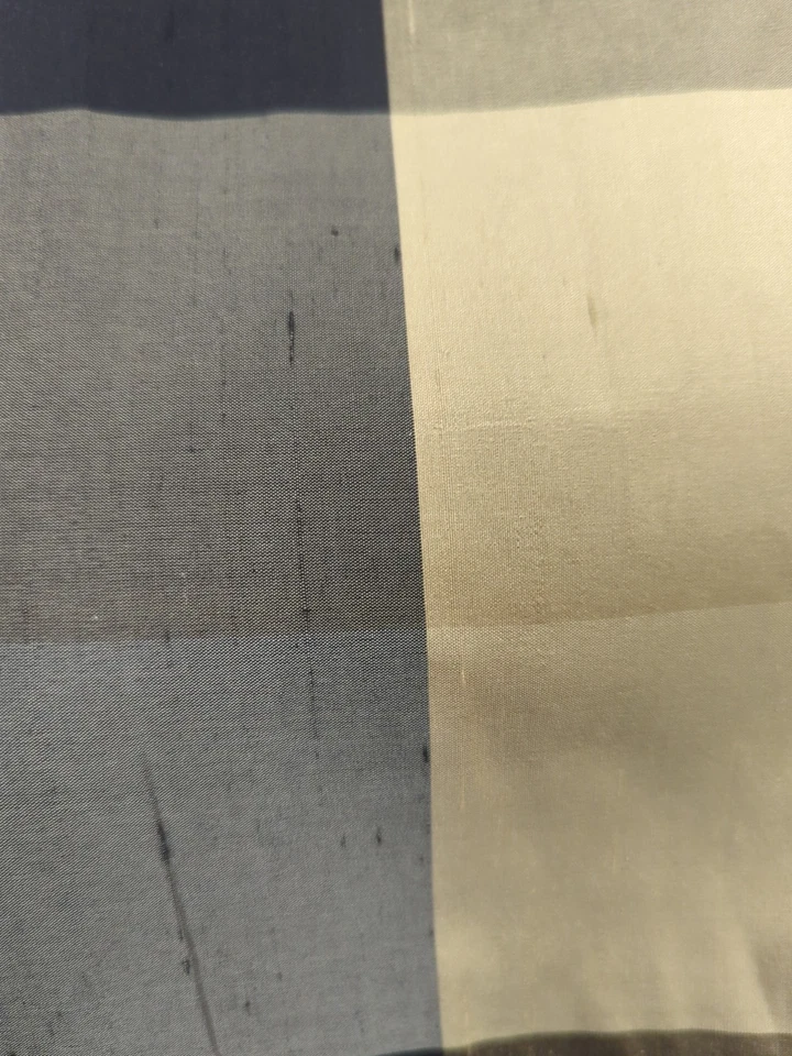 Tela tejida a cuadros de seda texturizada 54 de ancho 9 yardas en tonos negros y dorados Foto 3 de 4