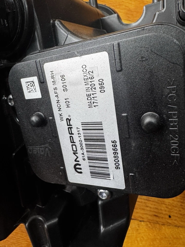 Faro derecho Jeep SRT Grand Cherokee con módulo HID y autonivelante Foto 2 de 4