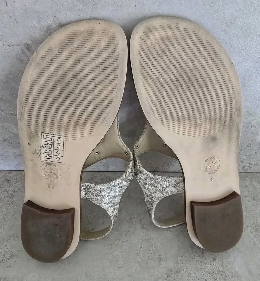 Sandalias Michael Kors para mujer con correa en T con placa logotipo de firma vainilla talla 8 EE. UU. Foto 3 de 3