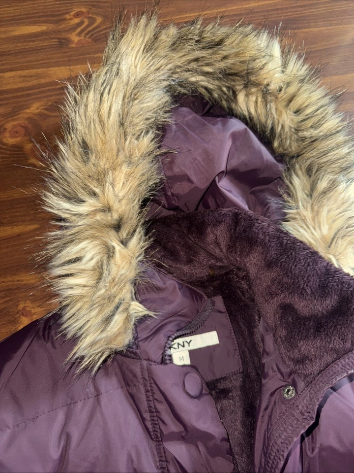 Abrigo acolchado con capucha DKNY para mujer color tostado con ribete de piel sintética/nuevo sin etiquetas-talla mediana Foto 4 de 4