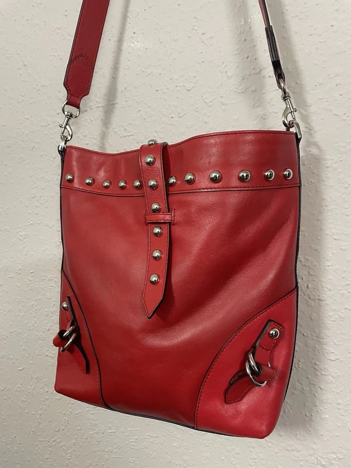 Bandolera de cuero roja Rebecca Minkoff tachuelas plateadas vaquera occidental boho hippie Foto 3 de 4