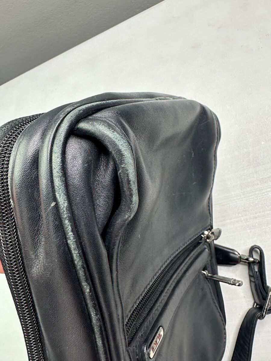 Tumi Crossbody Bag Adult Small Black Leather 92102D4 Zip Tumi Crossbody Bag Adult Small Black Leather 92102D4 Zip