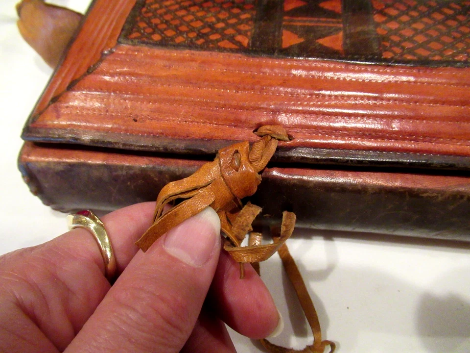 Bolsa caixa de couro marrom e vermelha, vintage, peça de arte pintada à mão - Imagem 2 de 4