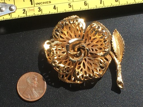 Vintage MCM Designer Signed Lisner 3D Layered Goldtone Flower Brooch pin - Picture 8 of 10