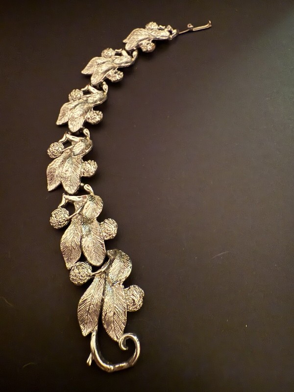 “CELEBRITY” Brand Vintage Silver-tone Bracelet, Leaves & Berries Design 7-1/4”