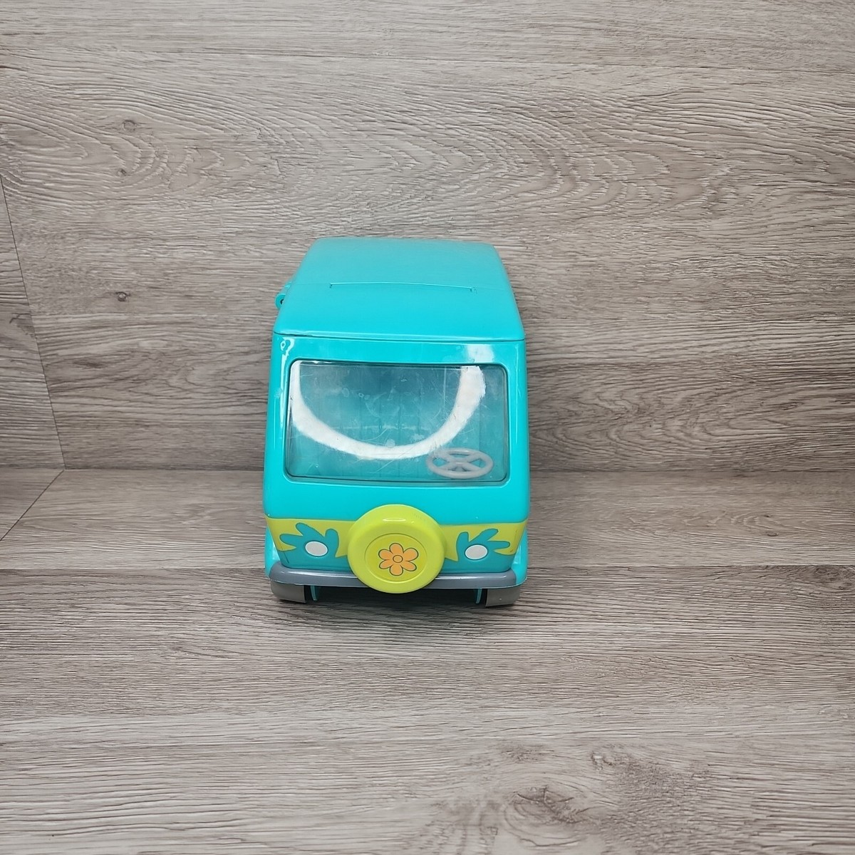 Foto de london, uk, 05.05.2020 The scooby doo mystery machine truck van