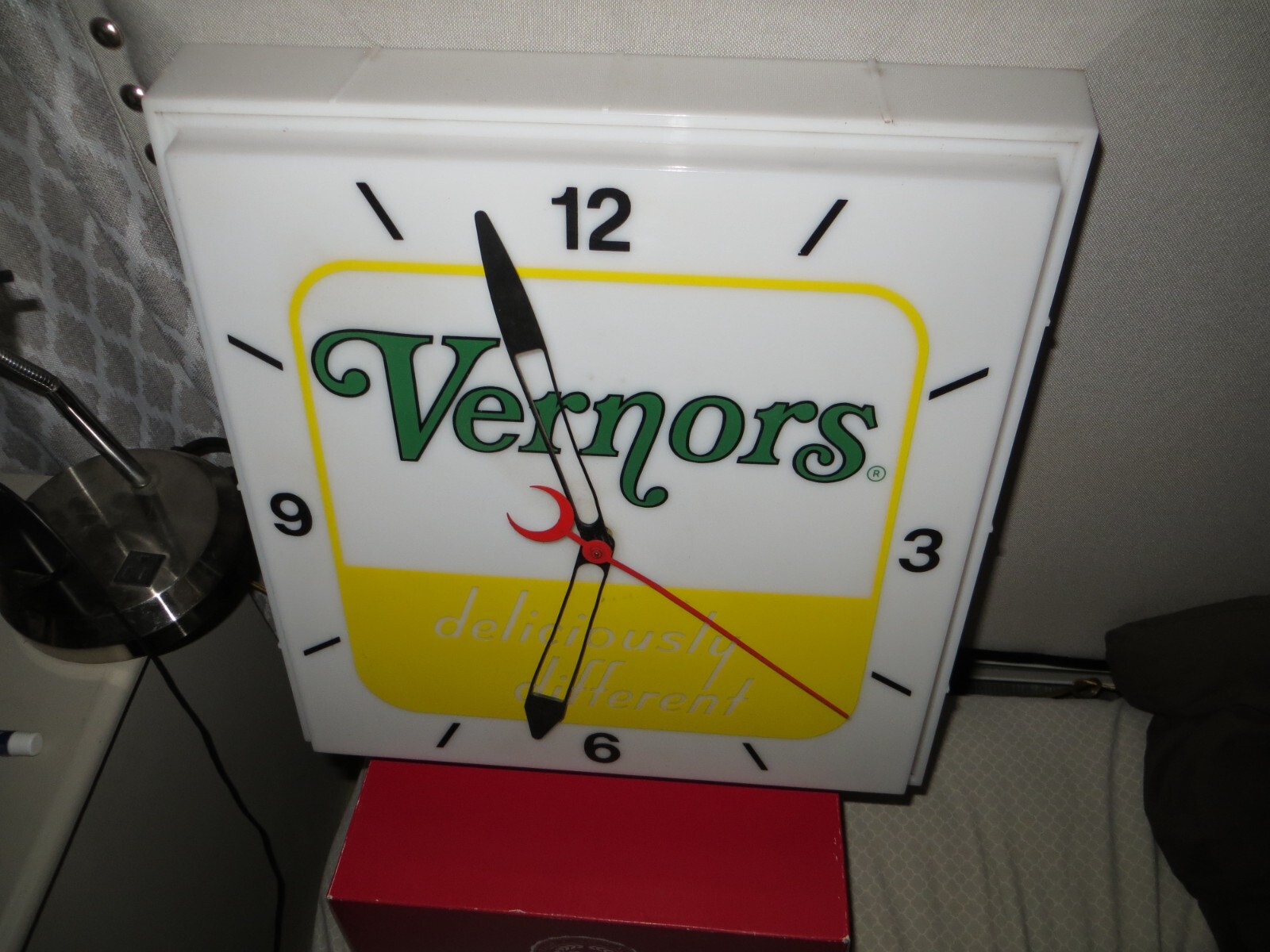 Vintage VERNORS GINGER ALE SODA POP CLOCK LIGHT UP ORIGINAL 1960s