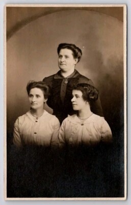 Reading PA Three Lovely Ladies Wineland Ellis Wink Gable Family Postcard C41