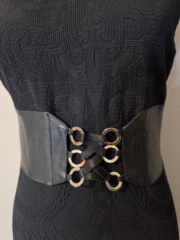 Vestido Corsé Vaina Bebe S Pequeño Negro Vegano Cuero Borde Cinturón NUEVO Foto 2 de 4