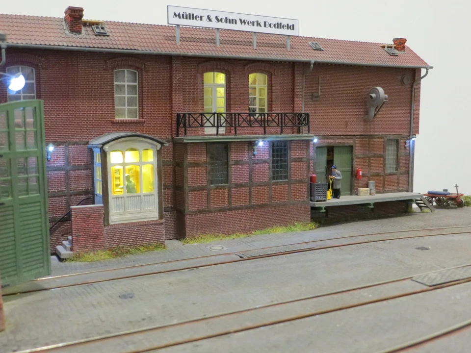 Diorama in 1:87 als Ausschnitt einer Fabrik mit Schienenverkehrt - Bild 3 von 4