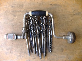 JOB LOT OF A VINTAGE STANLEY No.73 10" MK3 HAND BRACE & 16 WOOD BITS/ DRILLS