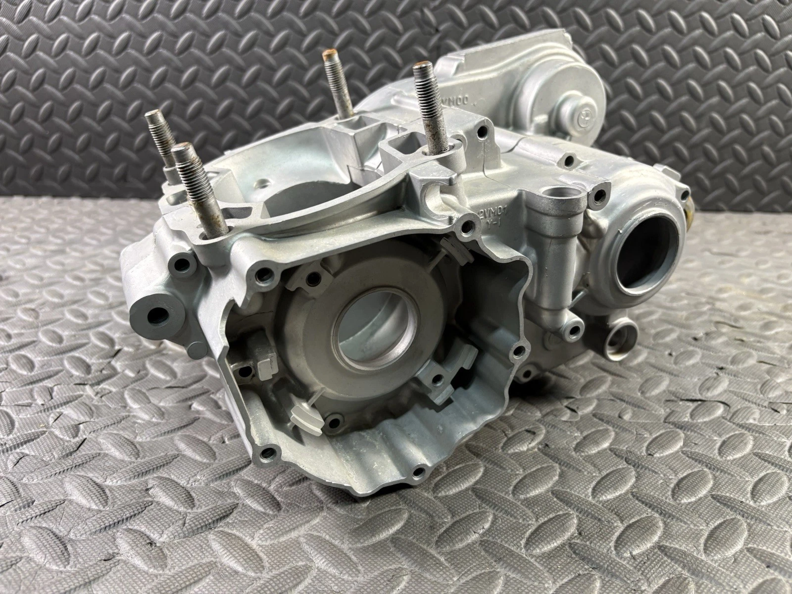 1989 Yamaha YZ250 OEM LEFT RIGHT ENGINE MOTOR CRANKCASE CRANK CASES BLOCK SET