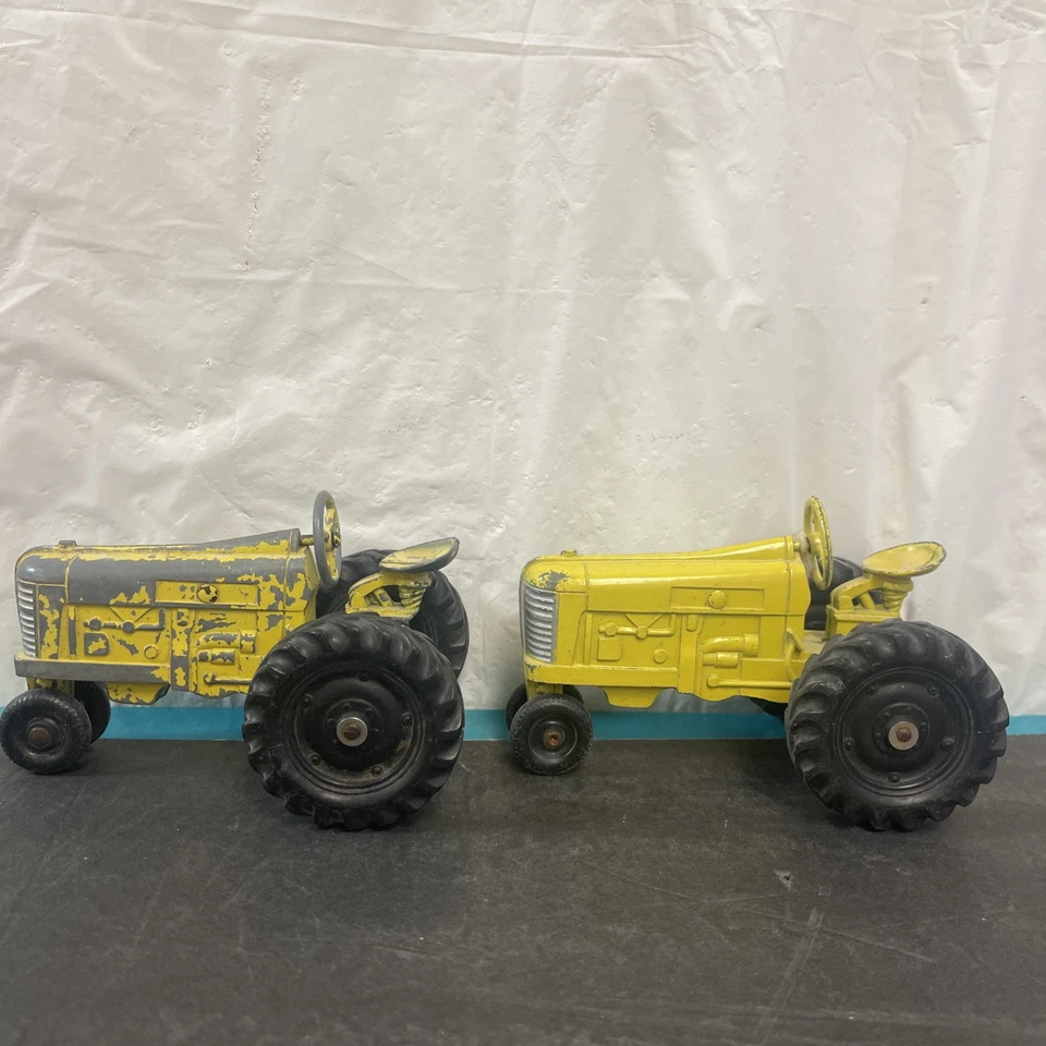 "Lote de 2 tractores de juguete de metal amarillo de los años 50 de 5,5"" de largo" Foto 3 de 4