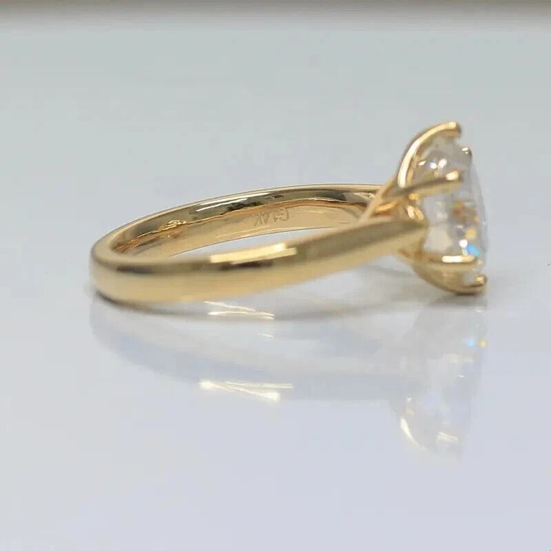 Juego de anillos de compromiso nupcial de moissanita VVS1 corte redondo de 3 quilates enchapados en oro amarillo de 14 quilates Foto 4 de 4