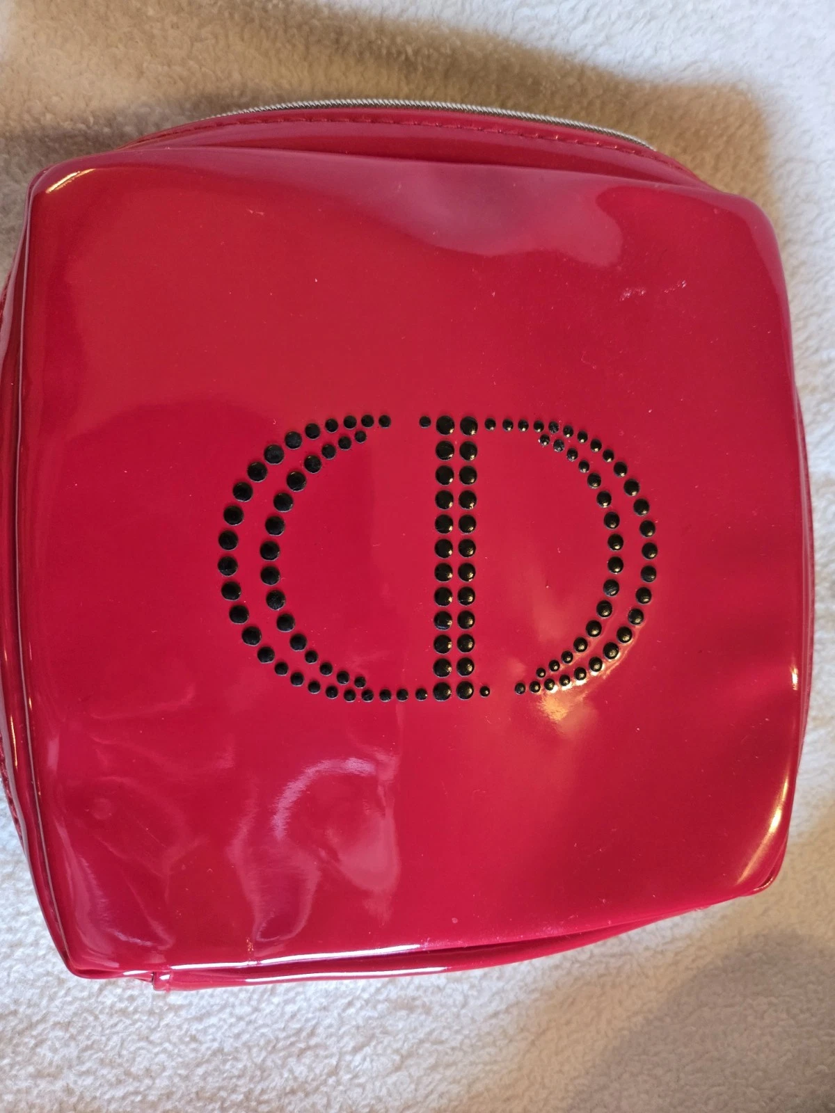 Pochette pochette Christian Dior logo CD maquillage cosmétique rouge noir cuir verni