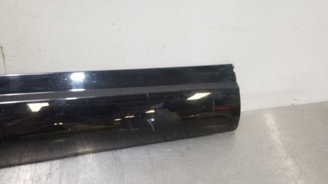 19 2019 MASERATI LEVANTE OEM FRONT DOOR MOULDING BLACK PASSENGER RIGHT 670035235
