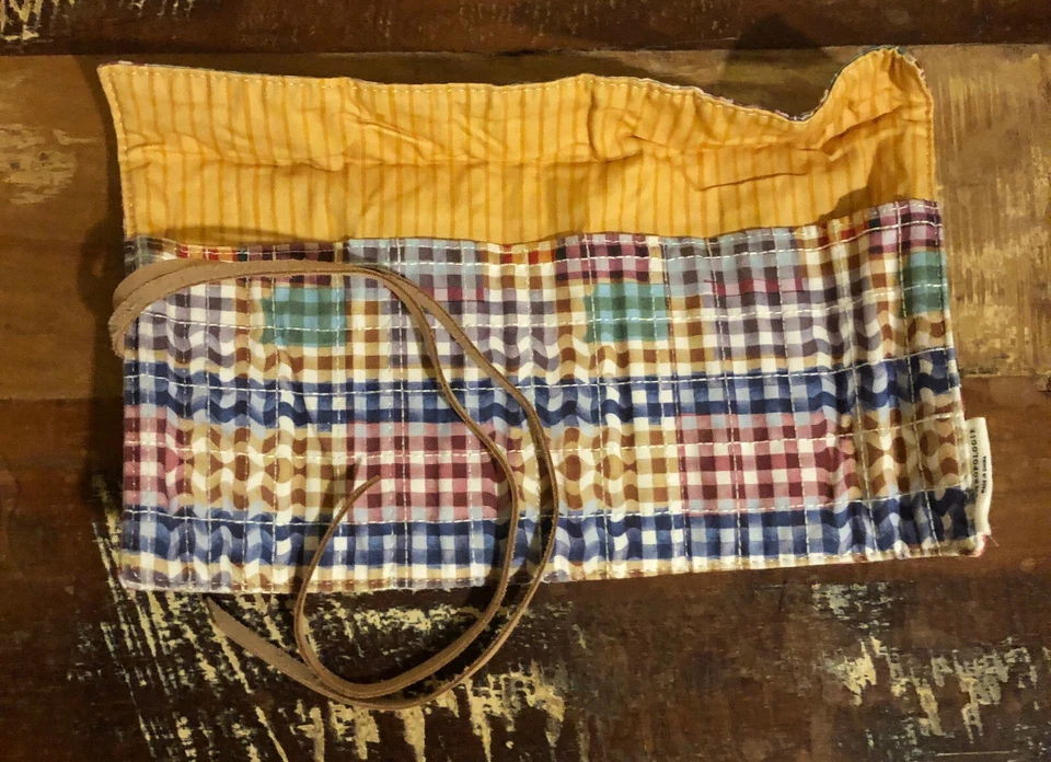 Cepillo organizador de rollos de tela Anthropologie para corbatas de cuero Foto 4 de 4